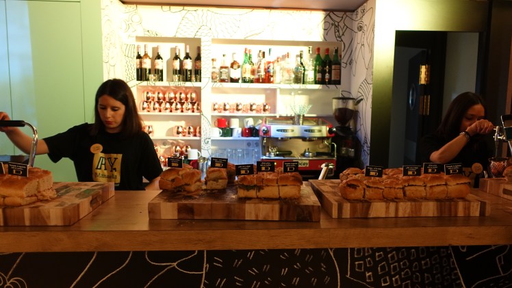 Carolina y Miriam Ay, Manuela