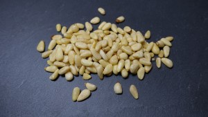 piñones crudos