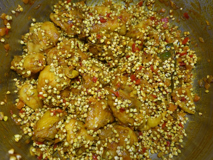 Trigo sarraceno con verduras y pollo de corral