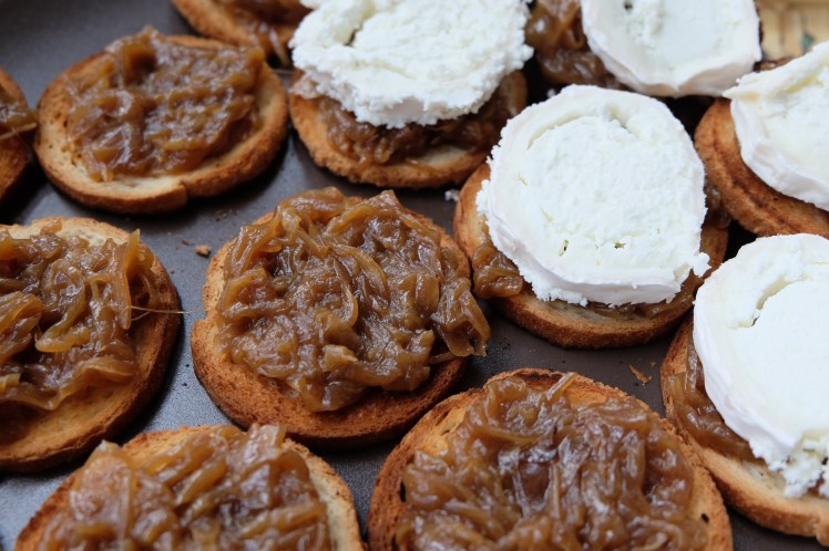 Tosta de queso de cabra y cebolla caramelizada