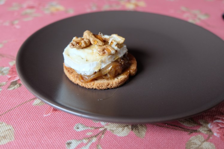 Tosta de queso de cabra y cebolla caramelizada