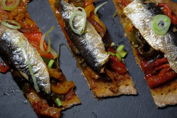 pizzetas de pimientos y sardinas