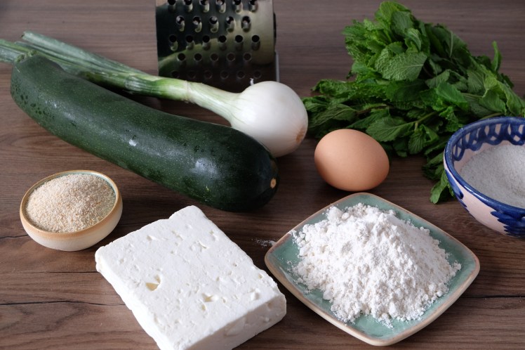 kolokithokeftedes o croquetas de calabacin griegas