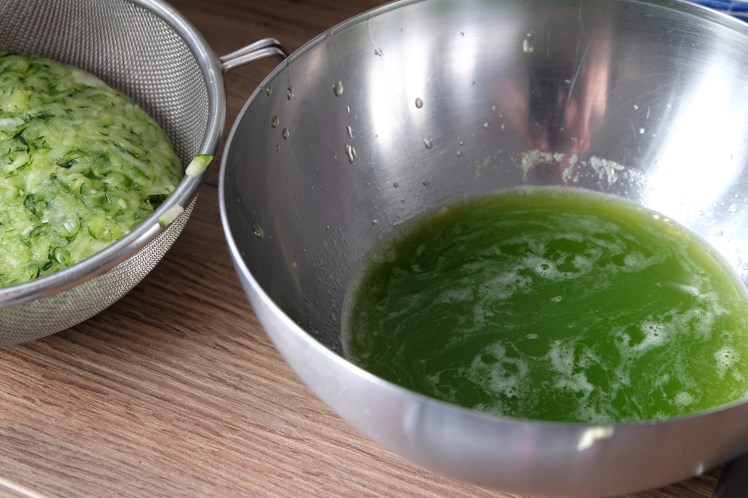 kolokithokeftedes o croquetas de calabacin griegas