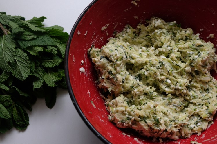 kolokithokeftedes o croquetas de calabacin griegas