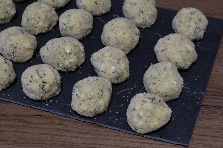 kolokithokeftedes o croquetas de calabacin griegas
