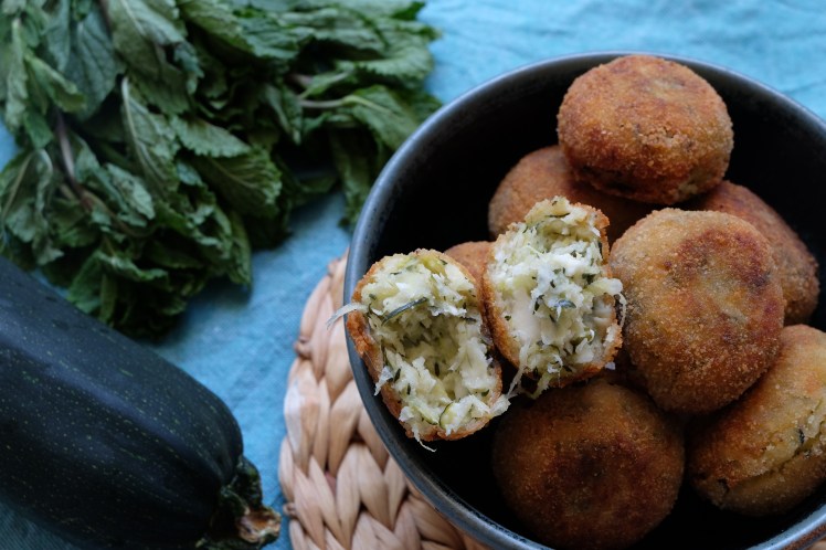 kolokithokeftedes o croquetas de calabacin griegas