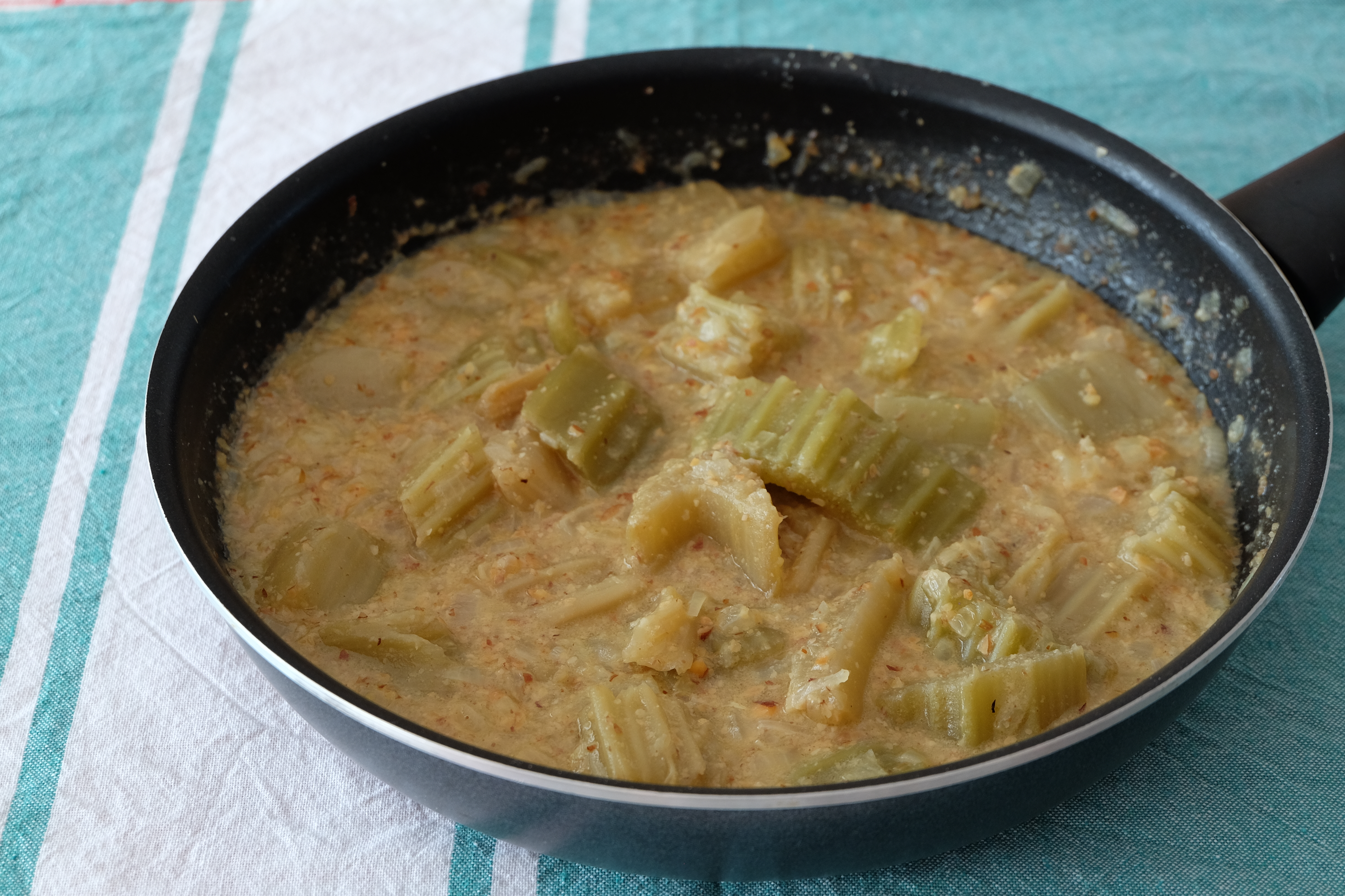 Cardo en salsa de almendras