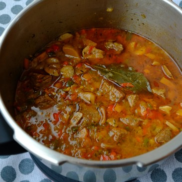 Carne guisada con verduras y setas