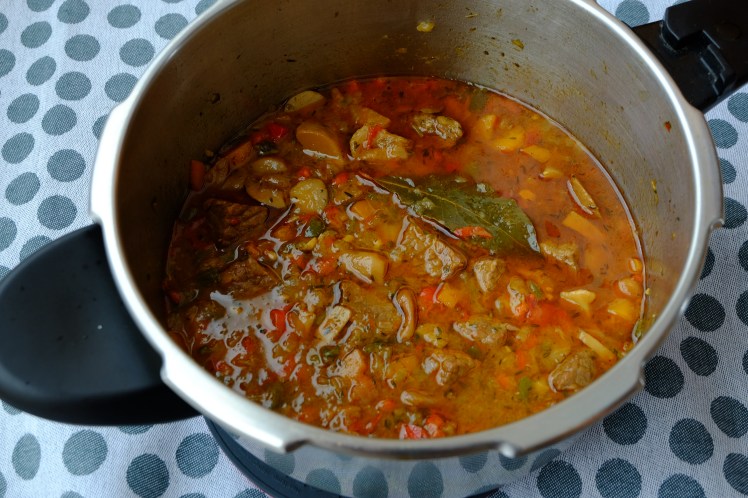 Carne guisada con verduras y setas