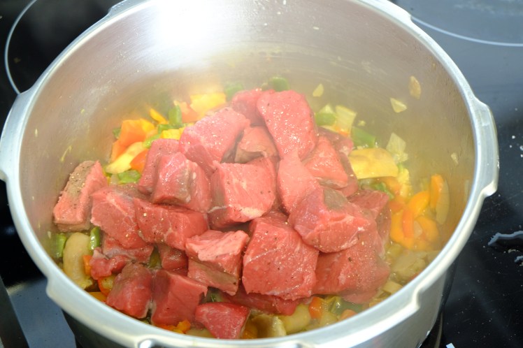 carne guisada con verduras y setas