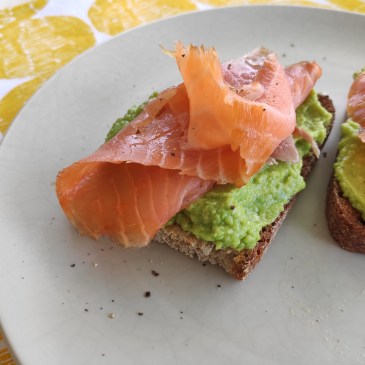 tosta de aguacate y salmón