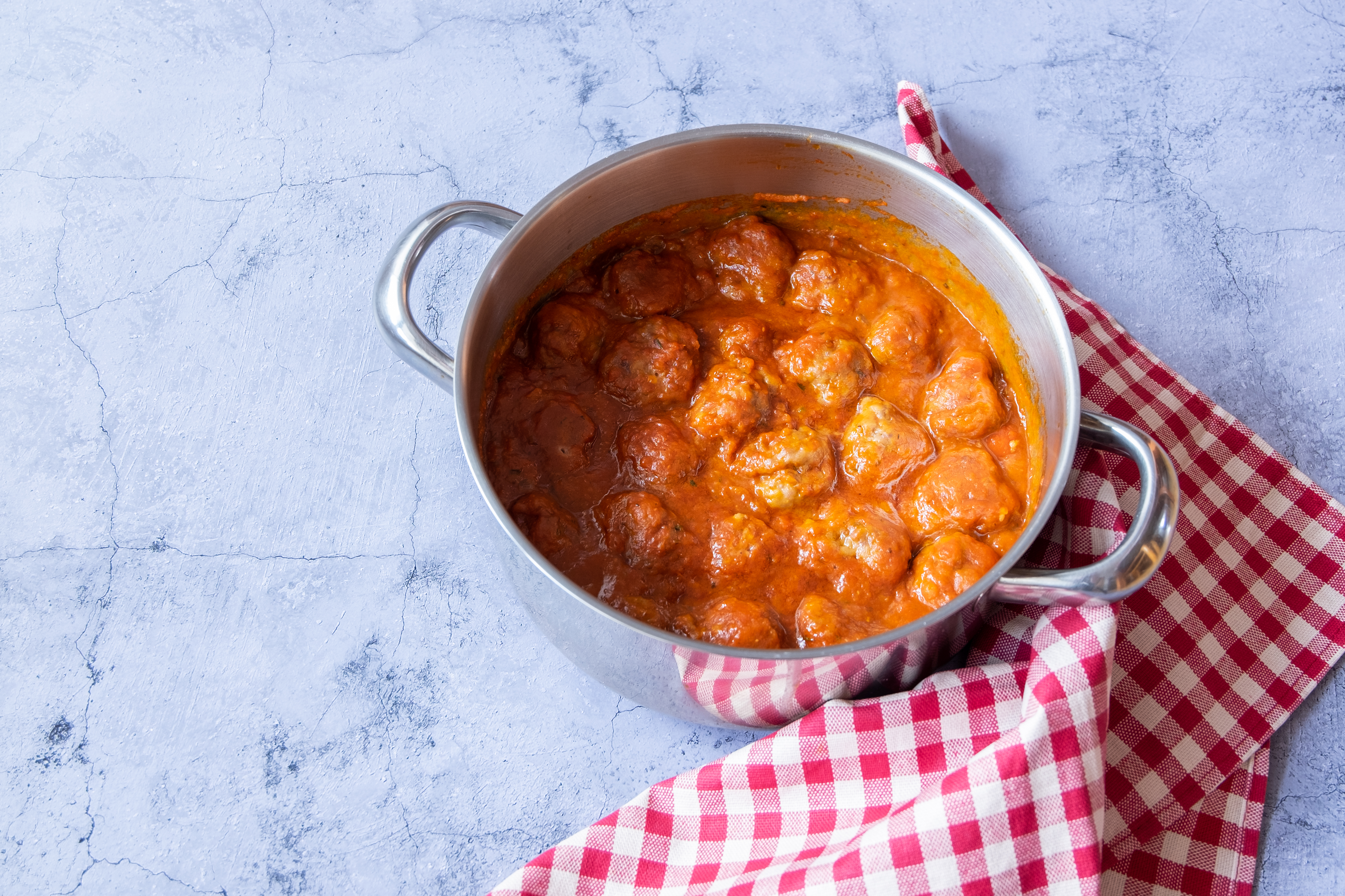 albóndigas con salsa de tomate