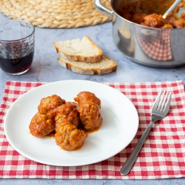 albóndigas con salsa de tomate