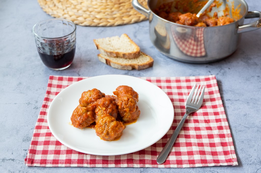 albóndigas con salsa de tomate