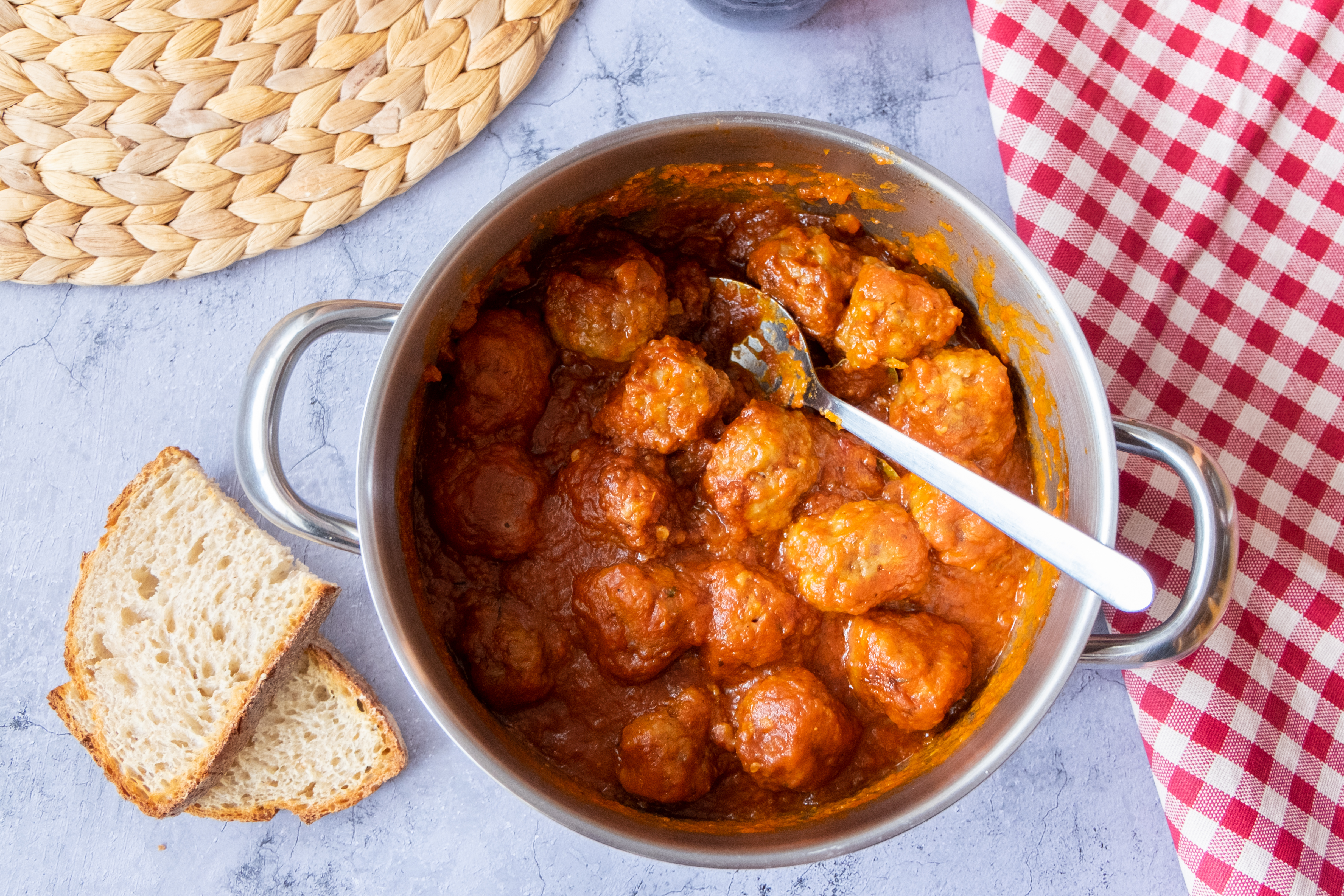 albóndigas con salsa de tomate