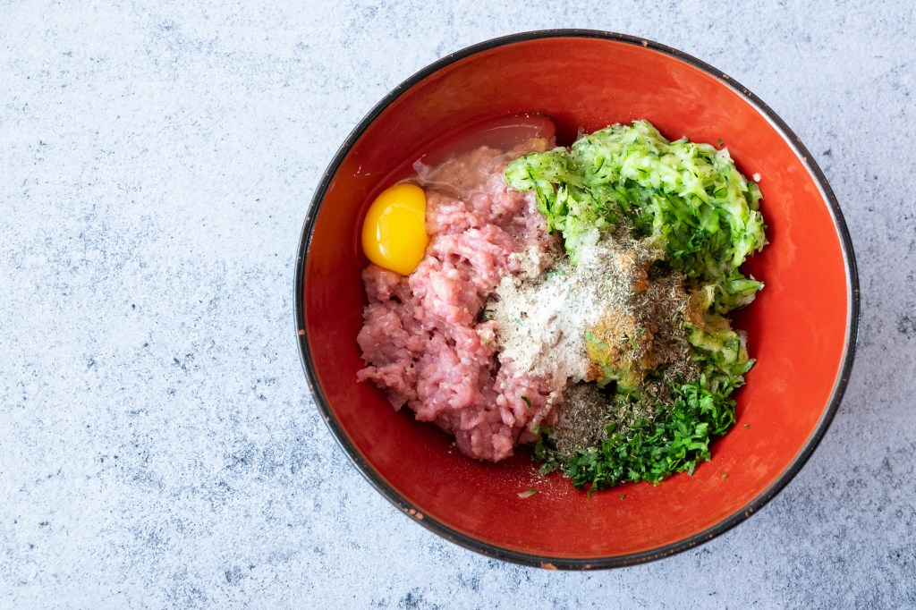 hamburguesas de pavo y calabacin con salsa de yogur