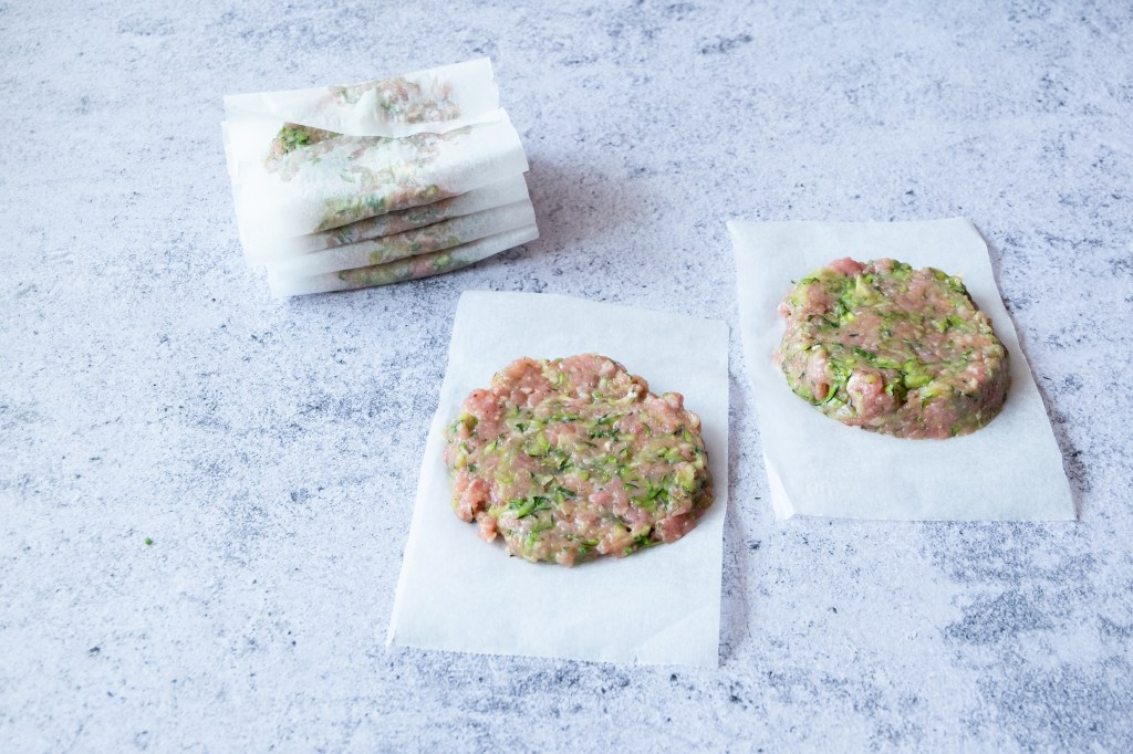 hamburguesas de pavo y calabacin con salsa de yogur