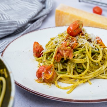 espaguettis con cherry y pesto de pistachos