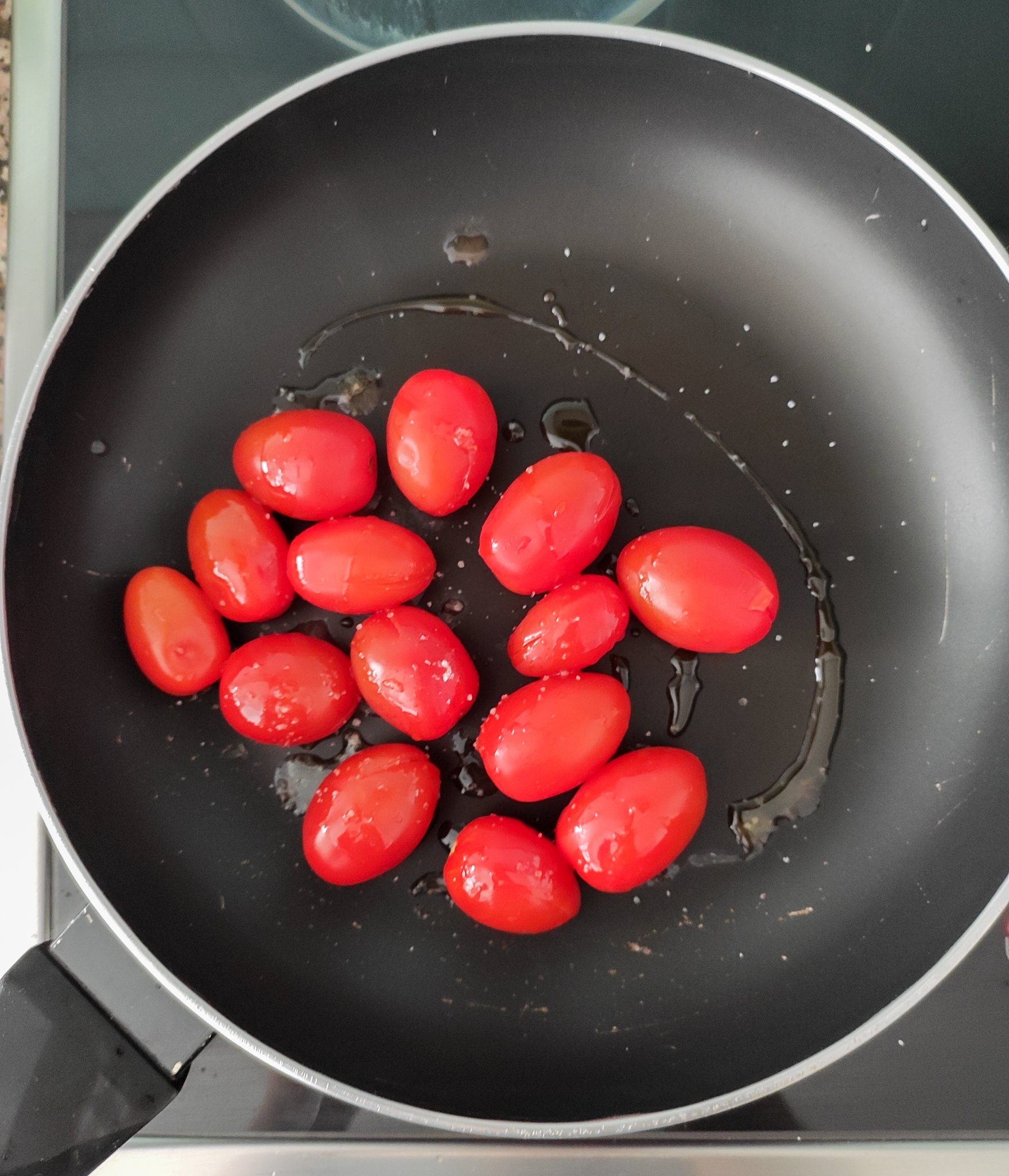 espaguettis con cherries y pesto de pistacho